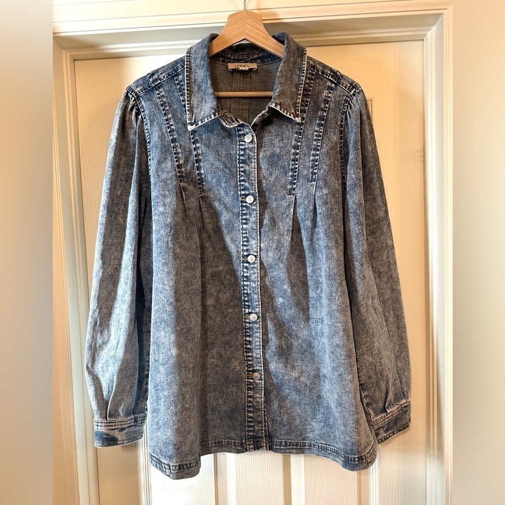 LOGO by Lori Goldstein denim button up jacket with pintuck detail - Picture 4 of 9